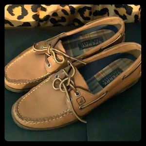 Barley Worn Women’s Sperry Boat Shoes!